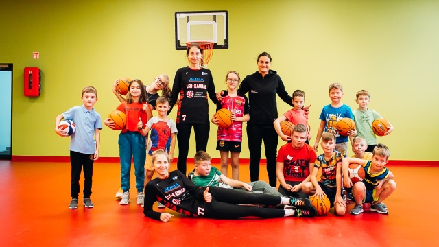 Treniruotėje apsilankiusios Lietuvos moterų krepšinio lygos krepšininkės: tikimės, kad mūsų pavyzdys paskatins mergaites lankyti krepšinio treniruotes