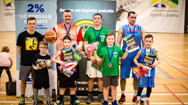 Simboliška pergalė Šeimų krepšinio turnyre 2x2: jauniausiųjų grupėje laimėjo berniukas, įveikęs kovą su vėžiu!